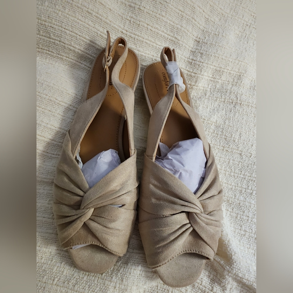 Gorgeous shoes. Material is soft and feels like suede.